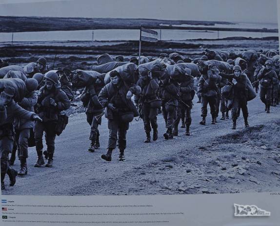 Soldados argentinos caminham para o embarque para as ilhas Malvinas no início da guerra(fotografia em exposição em praça de Ushuaia, no sul da Terra do Fogo, na Argentina)